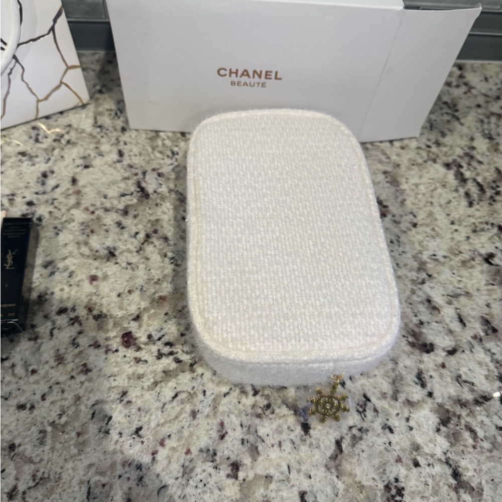 CHANEL White and Gold Beauty Set - Picture 5 of 12